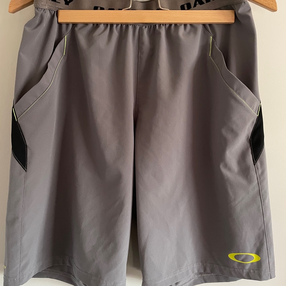 Men’s Size Medium Oakley Gray Shorts